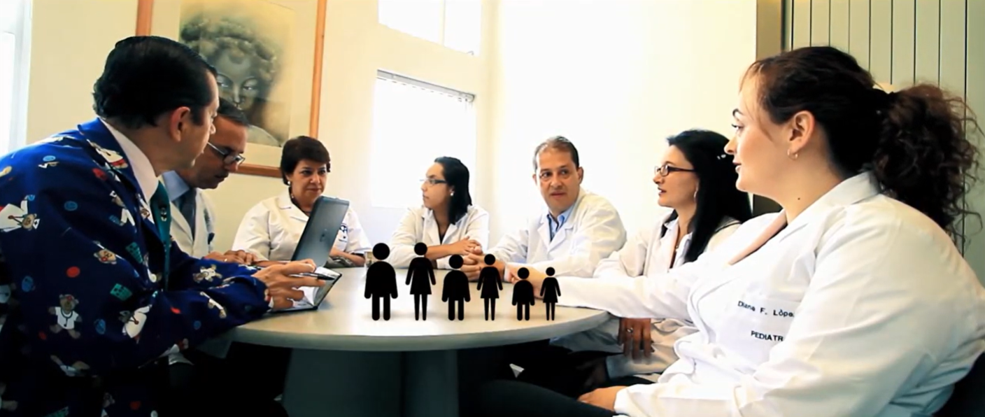 Profesionales de la salud revisando resultados